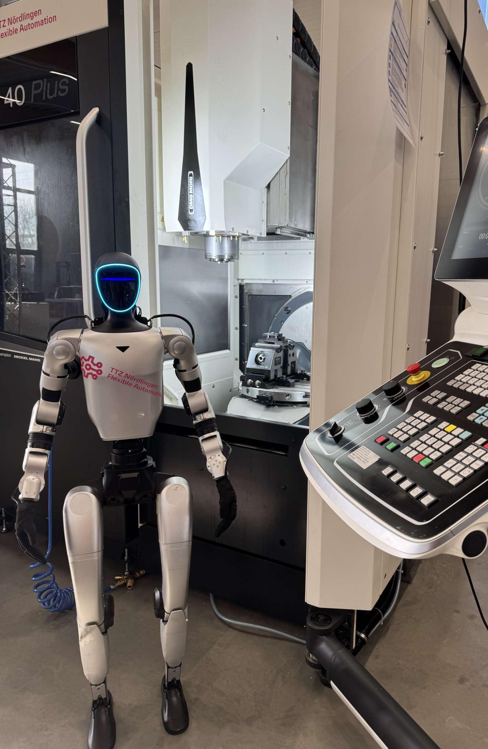 Flexi (humanoider Roboter) an der Fräsmaschine Flexi (humanoider Roboter) an der Fräsmaschine