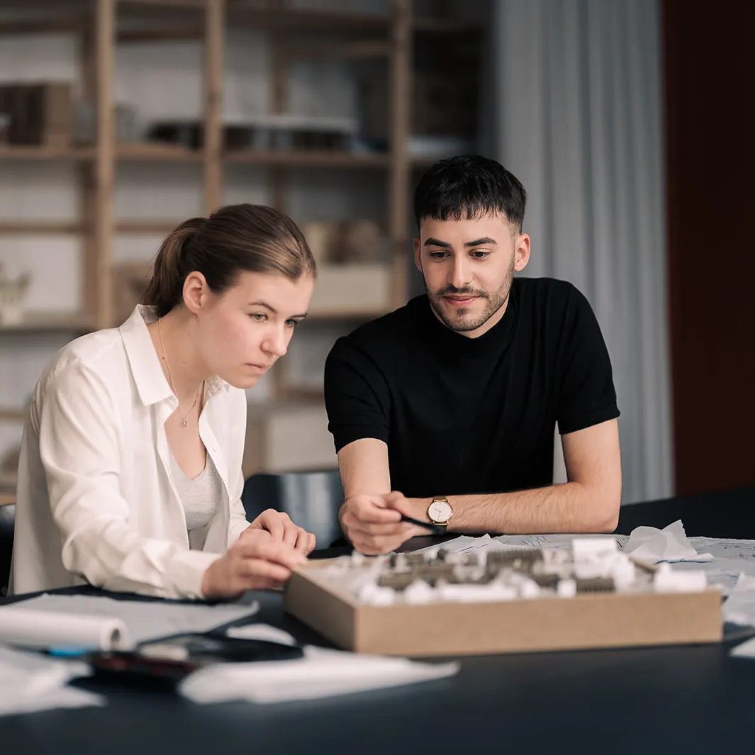 Studierende besprechen Städtebaumodell