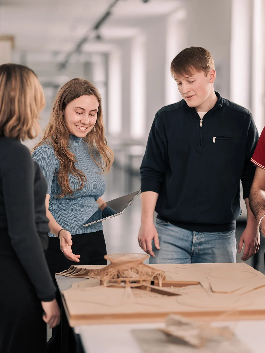 Studierende besprechen gemeinsam ein Städtebau-Modell