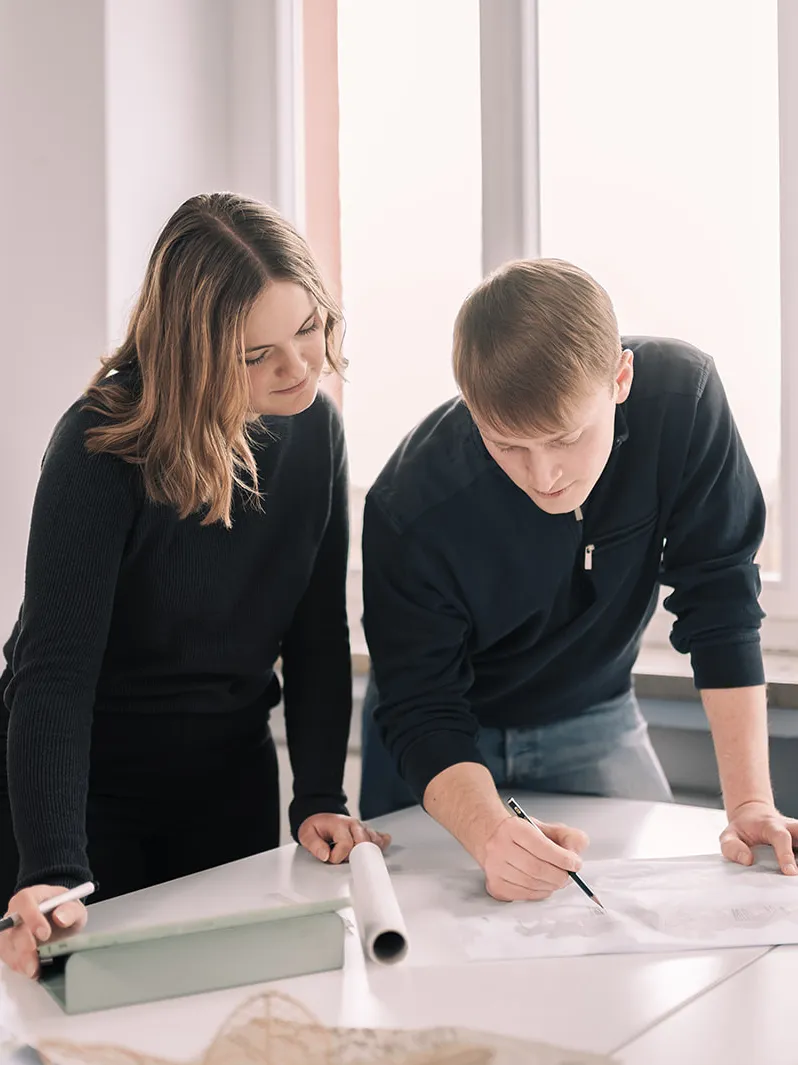 Studierende erarbeiten gemeinsam eine Skizze