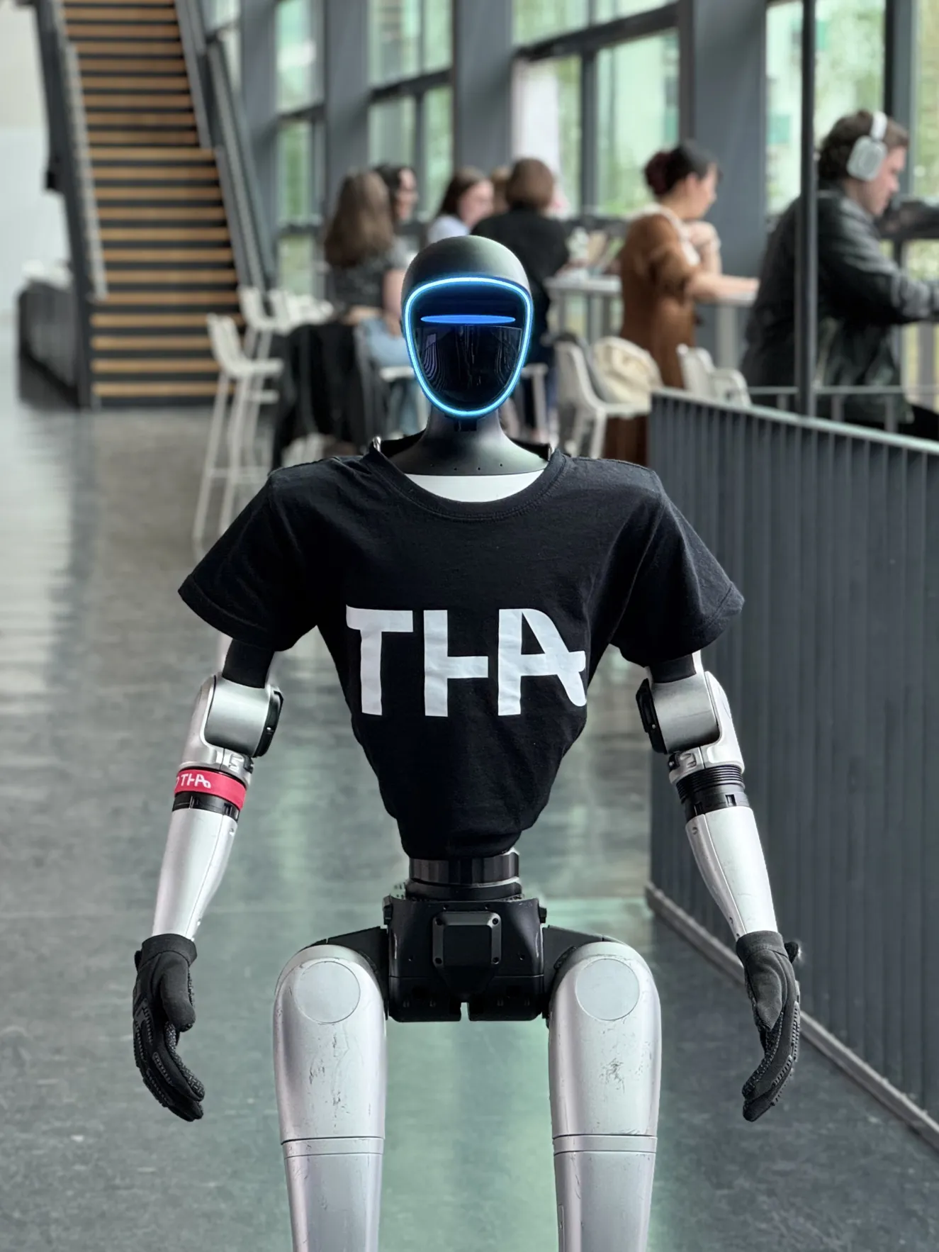 Humanoider Roboter mit THA-T-Shirt